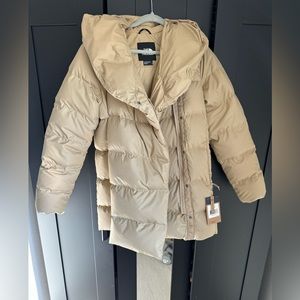 NWT North Face puffer coat. Womens size medium.